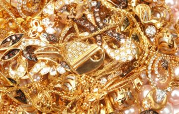 宝飾品での金は、その金自体の価値および文化的・美的価値を考慮して購入されます。金製の宝飾品は、価値上昇が早く、金の市場価格を上回る可能性もあります。